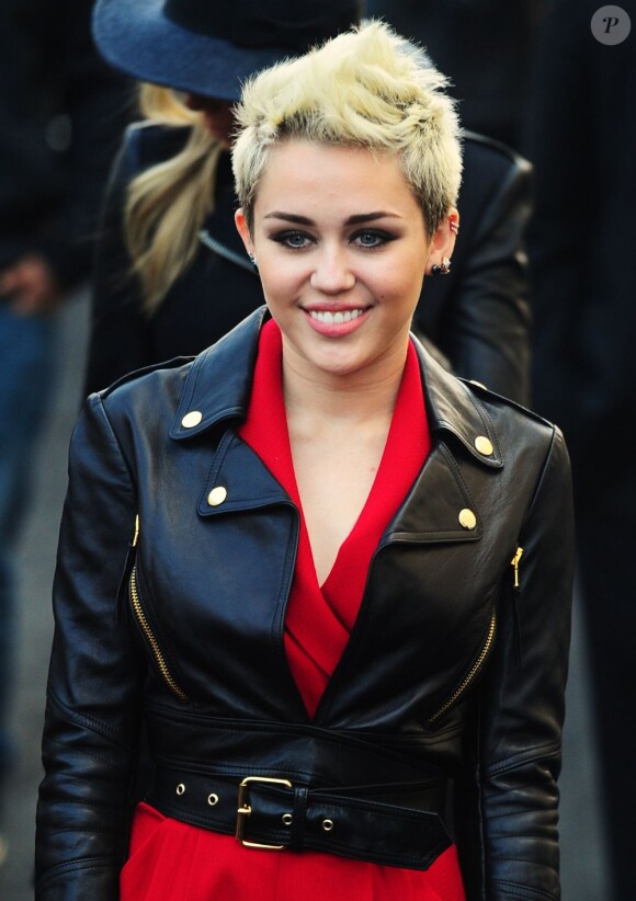 Miley Cyrus, souriante à son arrivée au Lincoln Center pour assister au défilé de Rachel Zoe. New York, le 13 février 2013.