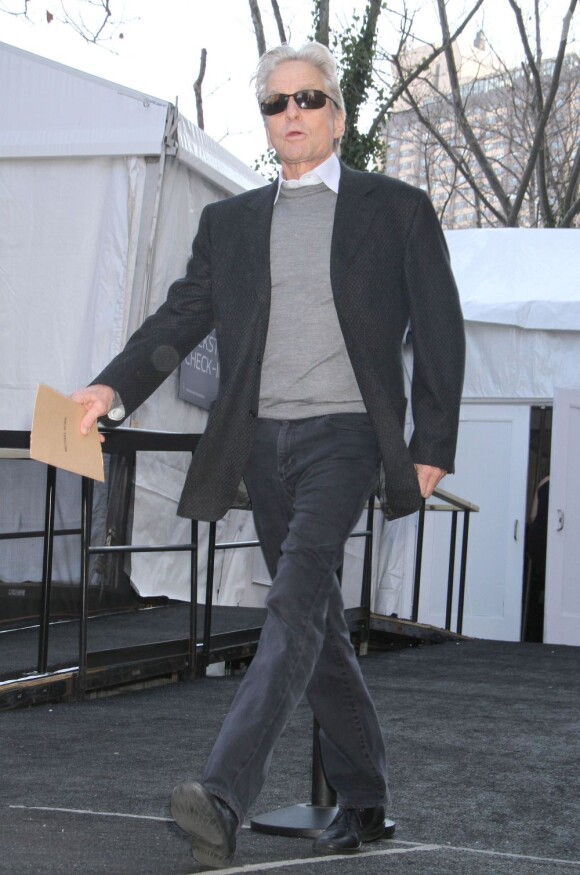 Michael Douglas quitte le Theatre du Lincoln Center à l'issue du défilé de Michael Kors. New York, le 13 février 2013.