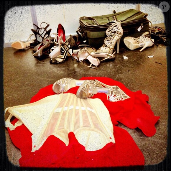 La sublime Bar Refaeli a publié la photo d'un affriolant corset et d'une paire d'escarpins Jimmy Choo sur Instagram, le 13 février 2013.