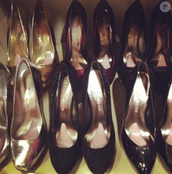 Paris Hilton n'a plus de soucis pour se chausser grâce aux paires d'escarpins de sa propre collection, comme le montre cette photo posté   sur Twitter, le 11 novembre 2012.