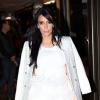 Kim Kardashian enceinte et Kanye West font du shopping rue Saint Honoré à Paris, le 25 janvier 2013.