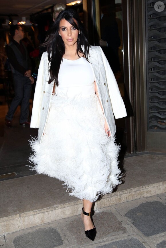 Kim Kardashian enceinte et Kanye West font du shopping rue Saint Honoré à Paris, le 25 janvier 2013.