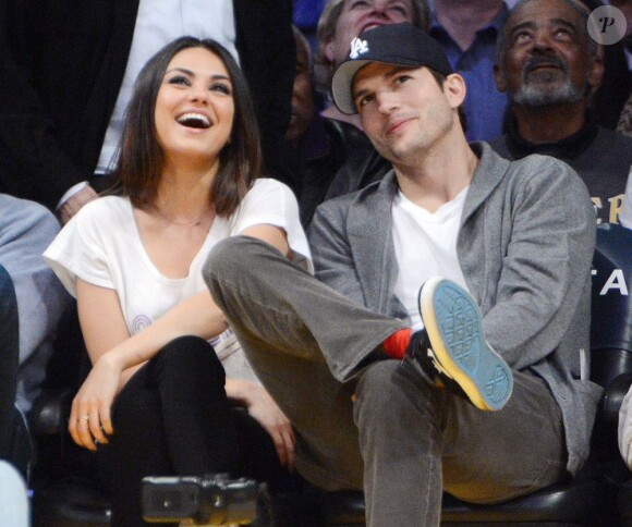 Ashton Kutcher et Mila Kunis lors d'un match de basketball à Los Angeles le 12 février 2013