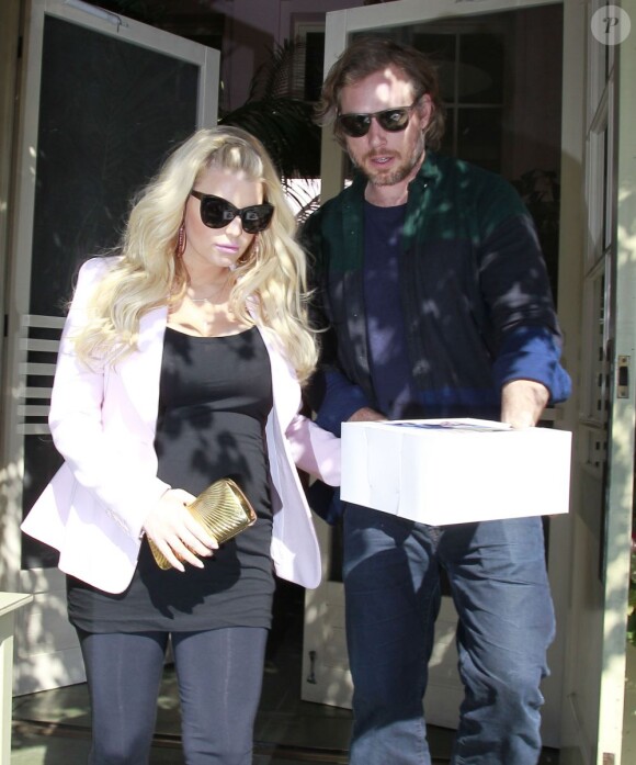 Jessica Simpson, enceinte, à la sortie du restaurant The Ivy, accompagnée de son fiancé Eric Johnson à Los Angeles, le 14 février 2013.