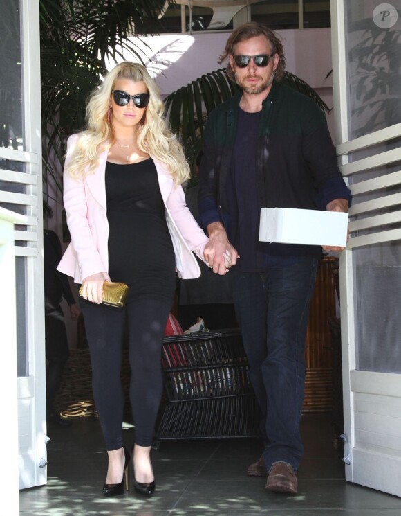 Jessica Simpson, enceinte, à la sortie du restaurant The Ivy, avec son fiancé Eric Johnson à Los Angeles, le 14 février 2013.