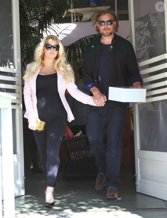 Jessica Simpson, enceinte, à la sortie de l'établissement The Ivy, accompagnée de son fiancé Eric Johnson à Los Angeles, le 14 février 2013.