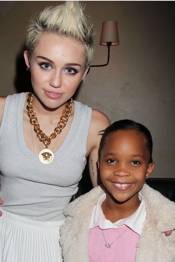 Miley Cyrus et Quvenzhane Wallis à la soirée Cosmopolitan March Cover Party 2013 pendant la fashion week à New York, le 13 février 2013. La star en est la cover girl.