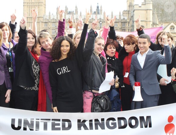 Thandie Newton, Ruby Wax, Kathy Lette et Jahmene Douglas lors du mouvement One Billion Rising à Londres le 14 février 2013