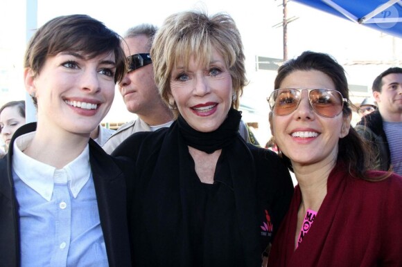 Anne Hathaway, Jane Fonda et Marisa Tomei lors du mouvement One Billion Rising à West Hollywood le 14 février 2013