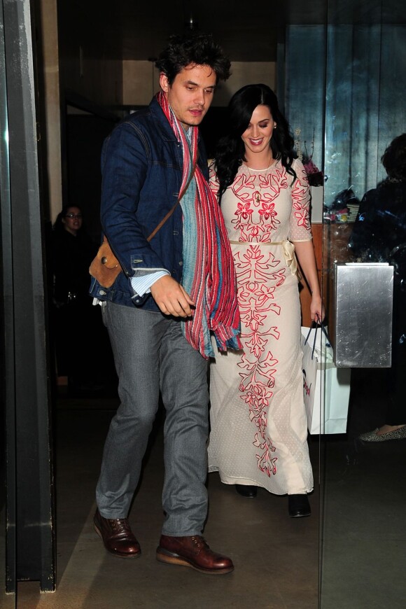 Katy Perry et John Mayer le soir de la Saint-Valentin dans les rues de Los Angeles, le 14 février 2013.