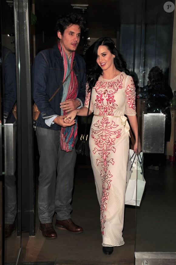 Katy Perry et John Mayer ont fêté la Saint-Valentin lors d'un dîner en tête-à-tête à Los Angeles, le 14 février 2013.