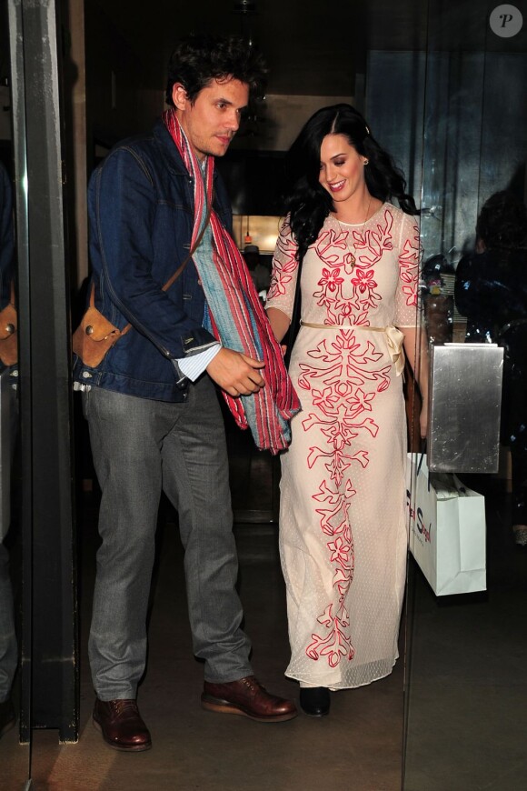 Katy Perry et John Mayer lors d'un dîner le soir de la Saint-Valentin, le 14 février 2013.