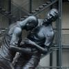 La sculpture parisienne d'Adel Abdessemed immortalisant le coup de boule de Zinédine Zidane sur le défeuseur italien Materazzi en 2006.