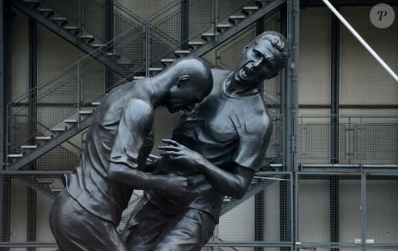 La sculpture parisienne d'Adel Abdessemed immortalisant le coup de boule de Zinédine Zidane sur le défeuseur italien Materazzi en 2006.