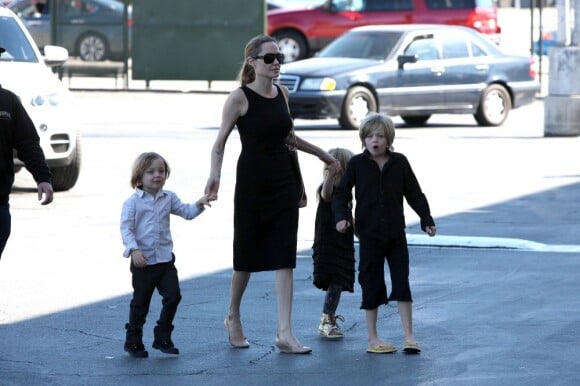 Angelina Jolie accompagne ses enfants Vivienne et Knox Jolie-Pitt au côté de Shiloh Jolie-Pitt.