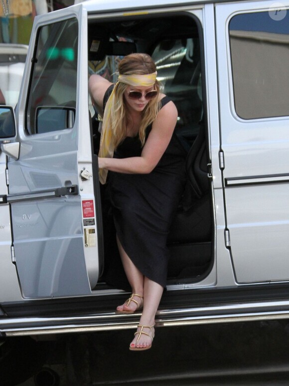 La très jolie Hilary Duff faisant du shopping chez Intermix, le samedi 16 février 2013 à Beverly Hills.