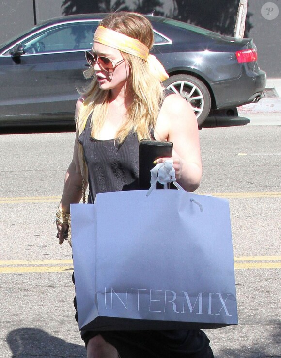 Hilary Duff faisant du shopping chez Intermix, le samedi 16 février 2013 à Beverly Hills.