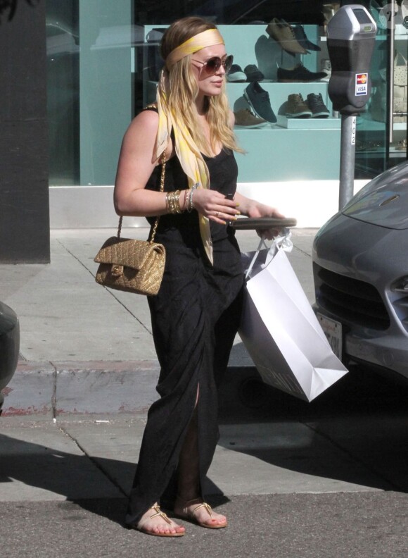 La chanteuse et comédienne Hilary Duff faisant du shopping chez Intermix, le samedi 16 février 2013 à Beverly Hills.