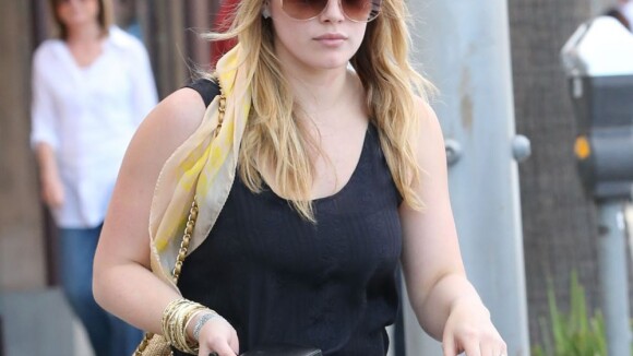 Hilary Duff, look hippie, se remet au shopping après sa perte de poids