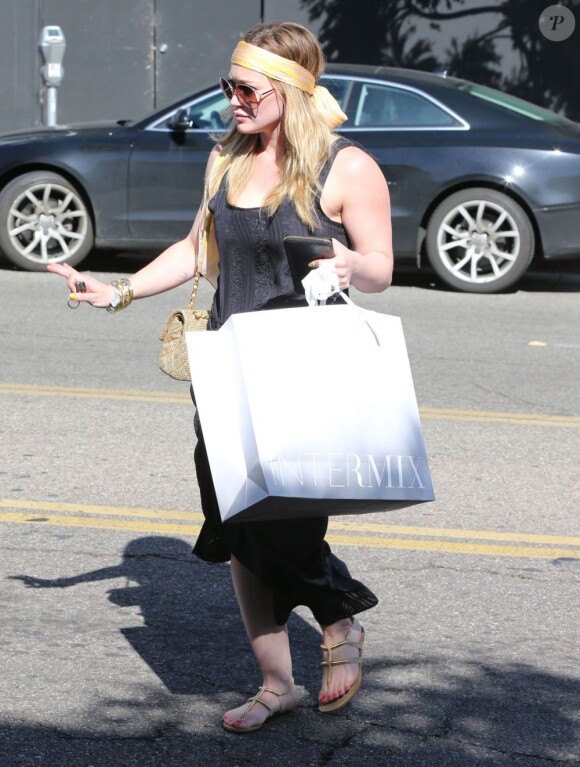 Hilary Duff faisant du shopping chez Intermix, le samedi 16 février 2013 à Beverly Hills.