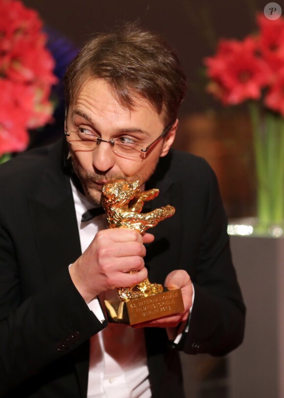 Le réalisateur roumain Calin Peter Netzer embrasse son Ours d'or reçu pour le Child's Pose en clôture de la 63e Berlinale, le 16 février 2013.