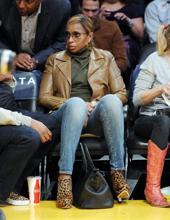 Mary J. Blige assiste à un match de NBA le 20 novembre 2012 à Los Angeles.