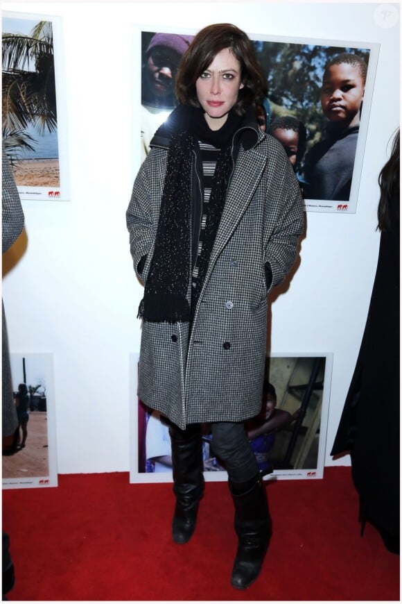 Anna Mouglalis à l'ouverture de la boutique Twins for Peace à Paris le 7 février 2013
