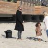 Heidi Klum, accompagnée de son petit ami Martin Kirsten et de sa mère Erna, emmène ses enfants Leni, Henry, Johan et Lou à la plage à Malibu, le 17 février 2013.