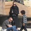 Heidi Klum, accompagnée de son petit ami Martin Kirsten et de sa mère Erna, emmène ses enfants Leni, Henry, Johan et Lou à la plage à Malibu, le 17 février 2013. Le compagnon d'Heidi Klum aide un de ses fils à mettre ses chaussures.