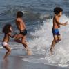 Heidi Klum, accompagnée de son petit ami Martin Kirsten et de sa mère Erna, emmène ses enfants Leni, Henry, Johan et Lou à la plage à Malibu, le 17 février 2013. Les trois enfants jouent comme des fous dans l'eau.