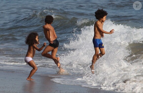 Heidi Klum, accompagnée de son petit ami Martin Kirsten et de sa mère Erna, emmène ses enfants Leni, Henry, Johan et Lou à la plage à Malibu, le 17 février 2013. Les trois enfants jouent comme des fous dans l'eau.