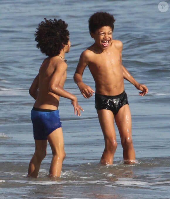 Heidi Klum, accompagnée de son petit ami Martin Kirsten et de sa mère Erna, emmène ses enfants Leni, Henry, Johan et Lou à la plage à Malibu, le 17 février 2013. Les deux garçons rient bien dans l'eau.