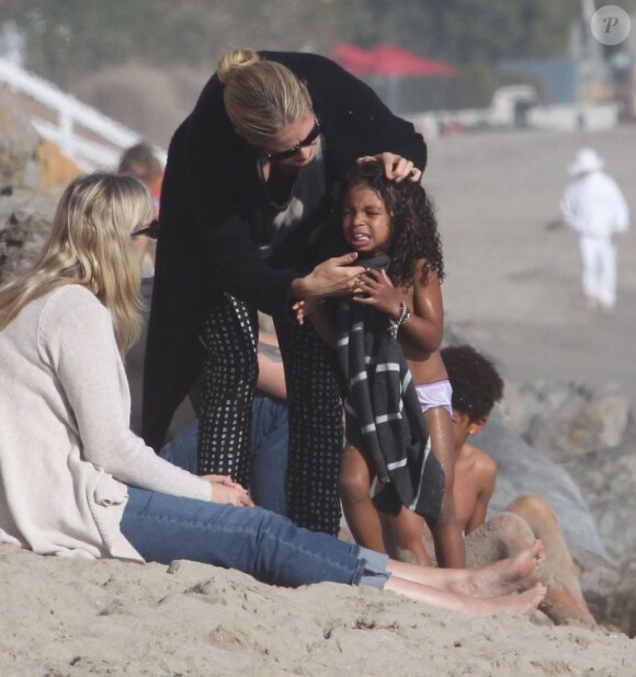 Heidi Klum, accompagnée de son petit ami Martin Kirsten et de sa mère Erna, emmène ses enfants Leni, Henry, Johan et Lou à la plage à Malibu, le 17 février 2013. La petite Lou a visiblement un gros chagrin.