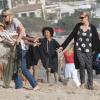 Heidi Klum, accompagnée de son petit ami Martin Kirsten et de sa mère Erna, emmène ses enfants Leni, Henry, Johan et Lou à la plage à Malibu, le 17 février 2013.