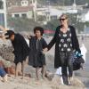 Heidi Klum, accompagnée de son petit ami Martin Kirsten et de sa mère Erna, emmène ses enfants Leni, Henry, Johan et Lou à la plage à Malibu, le 17 février 2013.