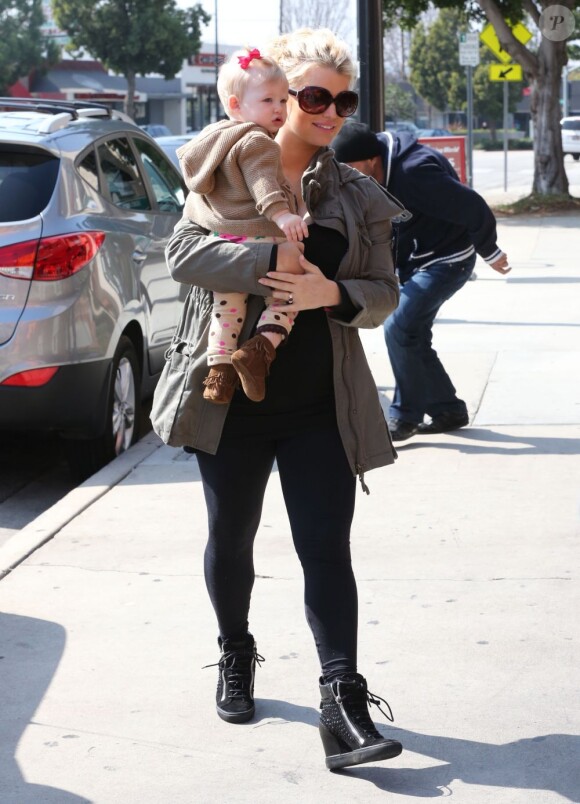 Jessica Simpson, enceinte, et sa fille Maxwell vont déjeuner au restaurant à Studio City, le 18 février 2013.