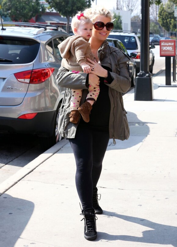 Jessica Simpson, enceinte, et sa fille Maxwell dans les rues de Los Angeles, le 18 février 2013.