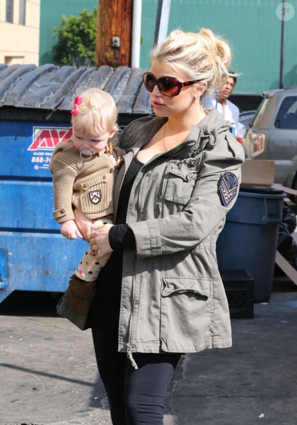 Jessica Simpson, enceinte, son fiancé Eric Johnson et leur fille Maxwell vont déjeuner dans un restaurant de Los Angeles, le 18 février 2013.