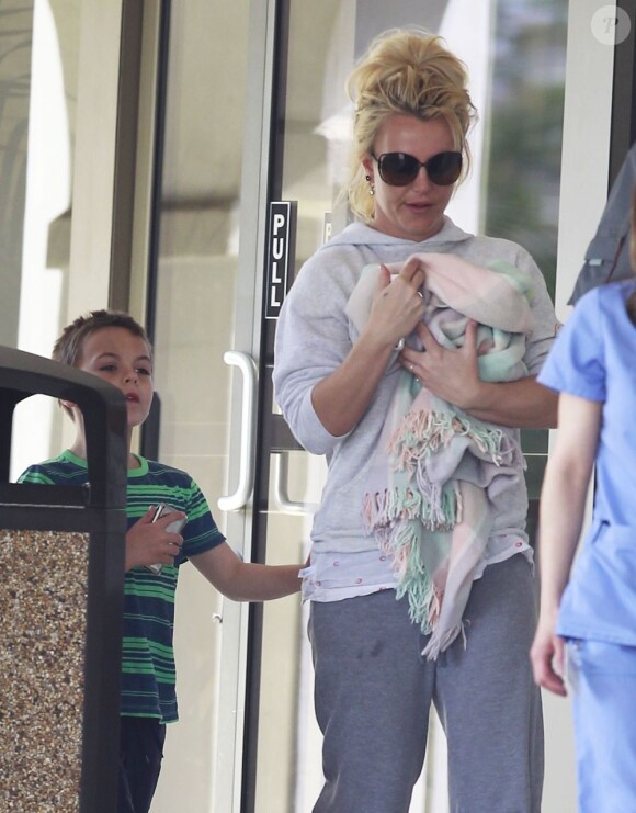 Britney Spears, accompagnée de ses enfants Jayden James et Sean Preston, emmène son petit chiot chez le vétérinaire a Thousand Oaks, le 18 février 2013.