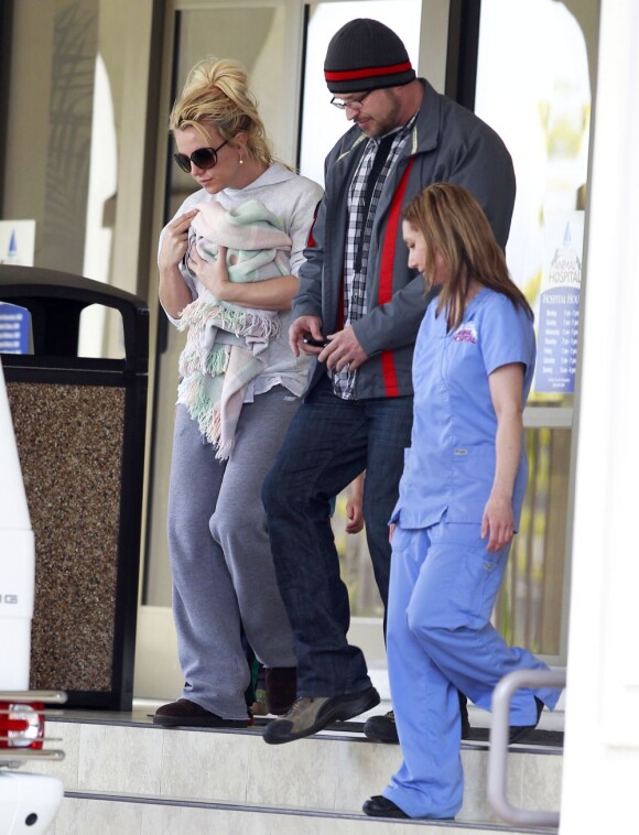 Britney Spears chez le vétérinaire avec ses fils Sean Preston et Jayden James, à Los Angeles le 18 février 2013.