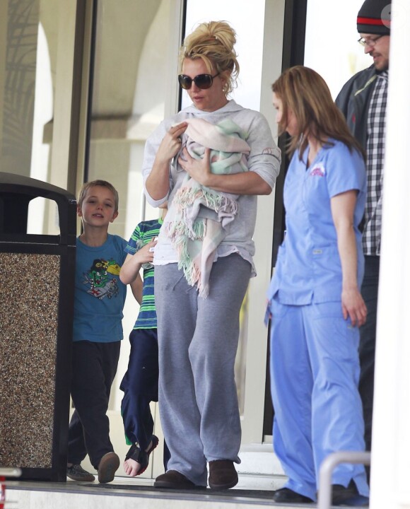 Britney Spears, avec ses deux fils Jayden James et Sean Preston, emmène son chiot chez le vétérinaire à Los Angeles, le 18 février 2013.