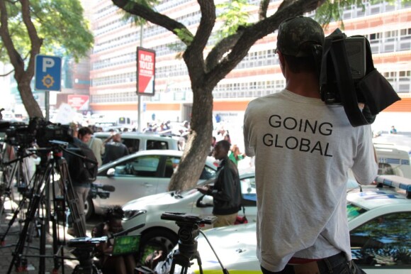 Médias devant le tribunal d'instance de Pretoria où se déroule l'audience pour la libération sous caution d'Oscar Pistorius, le 19 février 2013.