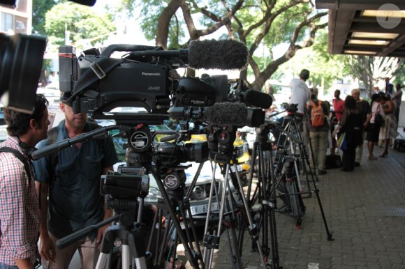 Médias devant le tribunal d'instance de Pretoria où se déroule l'audience pour la libération sous caution d'Oscar Pistorius, le 19 février 2013.