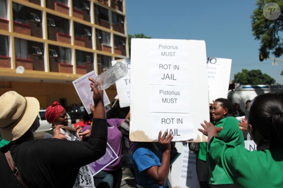 Manifestation devant le tribunal d'instance de Pretoria où se déroule l'audience pour la libération sous caution d'Oscar Pistorius, le 19 février 2013. 