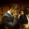 Oscar Pistorius en pleurs dans la salle d'audience du tribunal de Pretoria en Afrique du sud le 15 février 2013.