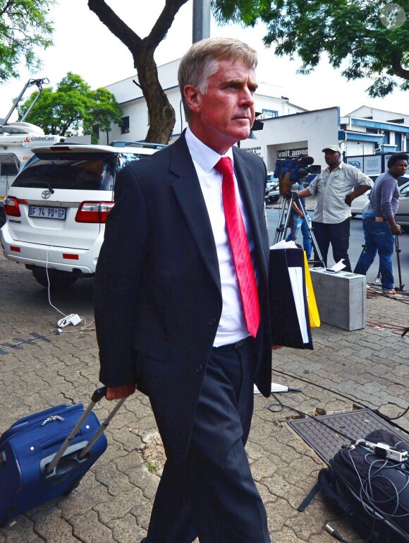 Barry Roux, avocat d'Oscar Pistorius, quitte le tribunal d'instance de Pretoria après la première journée d'audience, le 19 février 2013.