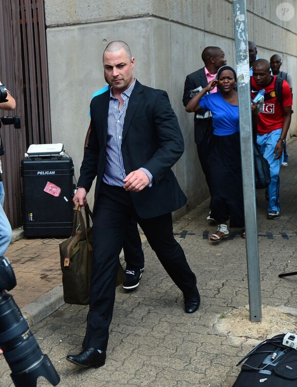 Carl Pistorius, le frère d'Oscar, quitte le tribunal d'instance de Pretoria après la première journée d'audience, le 19 février 2013.