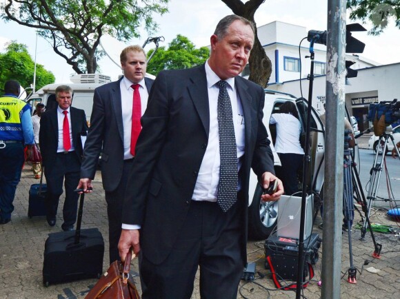Kenny Oldwage, avocat d'Oscar Pistorius, quitte le tribunal d'instance de Pretoria après la première journée d'audience, le 19 février 2013.