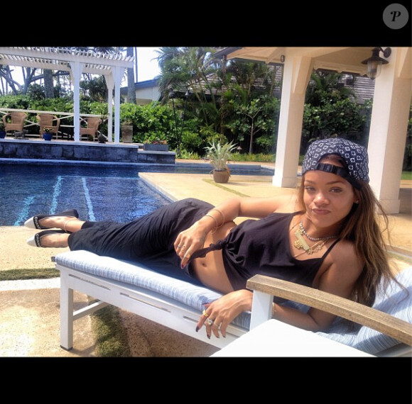 Rihanna a posté des photos d'elle en train de se détendre au bord d'une piscine. Février 2013.