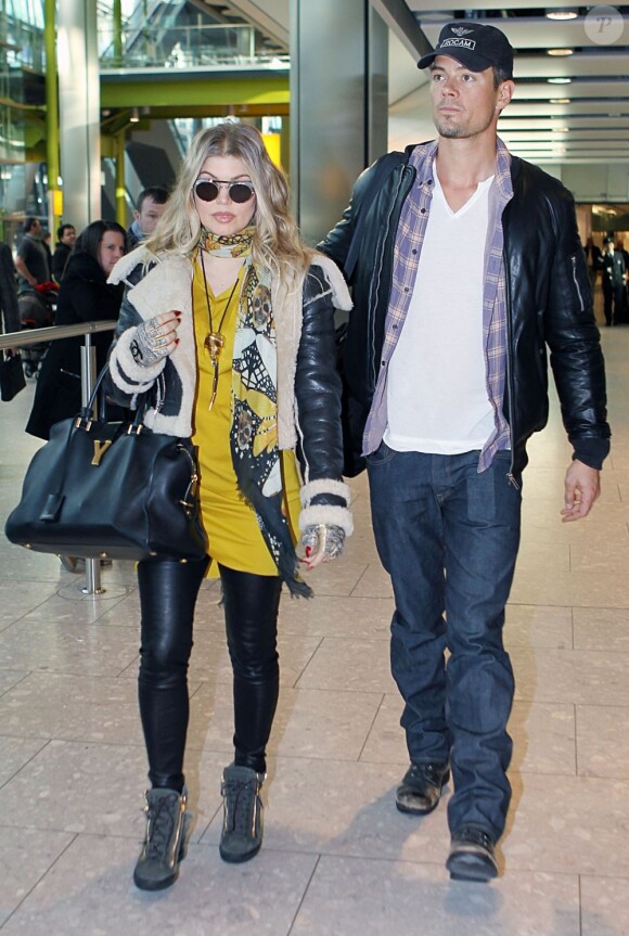 Fergie enceinte et Josh Duhamel arrivent ensemble à Londres le 19 février 2013
